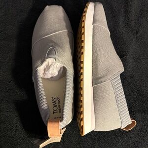 Tom’s brand casual tennis shoes